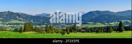 Schöne Landschaft im bayerischen Allgäu bei Wertach mit Berge im Hintergrund Stockfoto