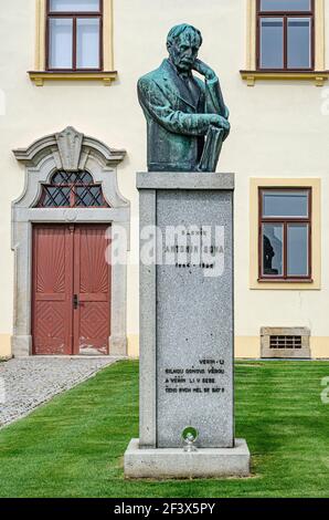 PACOV, TSCHECHISCHE REPUBLIK - 28. AUGUST 2019: Bronzestatue von Antonin Sova, tschechischer Dichter und Direktor der Prager Stadtbibliothek Stockfoto