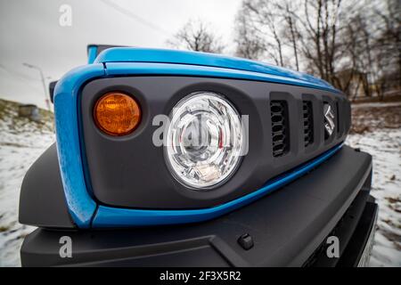 Moskau, Russland - 24. Januar 2020: Frontoptik des neuen Mini-SUV Suzuki Jimny Static Photos im Winterwald. Nahaufnahme Stockfoto
