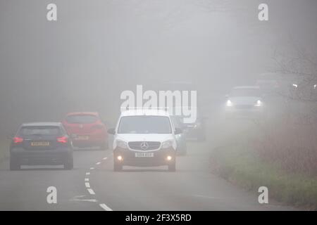 Stourbridge, Großbritannien. März 2021, 18th. Wetter in Großbritannien: Am frühen Morgen ist der Nebel in Teilen der West Midlands langsam zu heben. Pendler am frühen Morgen mit Scheinwerfern fahren langsam zur Arbeit. Kredit: Lee Hudson/Alamy Live Nachrichten Stockfoto