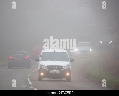 Stourbridge, Großbritannien. März 2021, 18th. Wetter in Großbritannien: Am frühen Morgen ist der Nebel in Teilen der West Midlands langsam zu heben. Pendler am frühen Morgen mit Scheinwerfern fahren langsam zur Arbeit. Kredit: Lee Hudson/Alamy Live Nachrichten Stockfoto