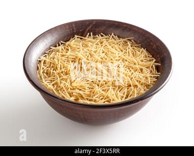 Ungekochte Vermicelli Pasta in Keramikschale isoliert auf weißem Hintergrund Mit Beschneidungspfad Stockfoto