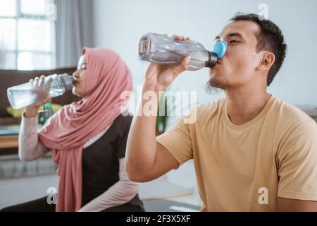 Asiatische Fitness-Paar, Mann und Frau gemeinsam trainieren zu Hause Stockfoto