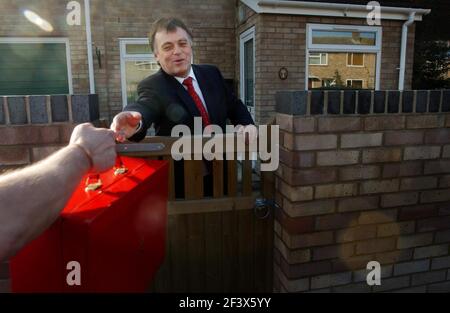 ANDREW SMITH IN SEINEM HAUS AUF DEM ANWESEN VON BLACKBIRD LEYS IN OXFORD,27/2/04 PILSTON Stockfoto