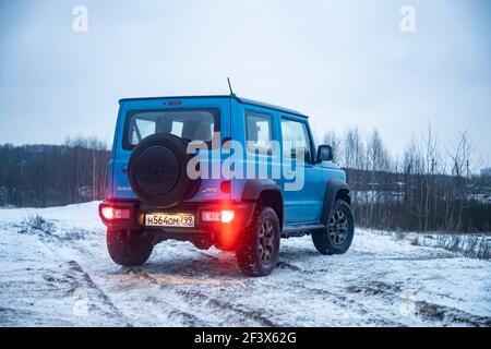 Moskau, Russland - 24. Januar 2020: Rückansicht des Suzuki Jimny Mini SUV auf der Winterlandschaft. Stockfoto