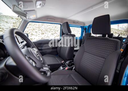 Moskau, Russland - 24. Januar 2020: Leerer Innenraum des neuen Mini-SUV Suzuki Jimny statische Fotos im Winterwald. Nahaufnahme. Fahrersitz in neuen Offroad c Stockfoto
