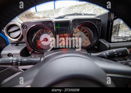 Moskau, Russland - 24. Januar 2020: zeichen und Symbol auf dem Armaturenbrett des Autos. Nahaufnahme des Tachometers und des Tachometers. Innenraum des neuen Suzuki Jimny Mini SUV Stockfoto