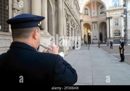 Mailand, Italien. März 2021, 18th. Mailand, Bürgermeister Giuseppe Sala gedenkt der Gefallenen der Pandemie für Covid 19 in Piazza Scala vor den Flaggen am halben Mast des Palazzo Marino redaktionelle Verwendung nur für die redaktionelle Verwendung Kredit: Unabhängige Fotoagentur/Alamy Live Nachrichten Stockfoto