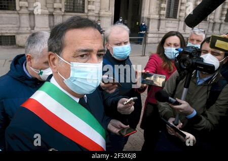 Mailand, Italien. März 2021, 18th. Mailand, Bürgermeister Giuseppe Sala gedenkt der Gefallenen der Pandemie für Covid 19 in Piazza Scala vor den Flaggen am halben Mast des Palazzo Marino redaktionelle Verwendung nur für die redaktionelle Verwendung Kredit: Unabhängige Fotoagentur/Alamy Live Nachrichten Stockfoto