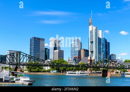 Schöner Blick auf die Skyline von Frankfurt am Main mit blauem Himmel, Wolken, Main, Brücke Eiserner Steg im Frühjahr. Hessen, Hessen, Deutschland Stockfoto