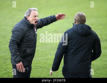 Datei Foto vom 06-03-2021 von Middlesbrough Manager Neil Warnock (links) appelliert an den vierten offiziellen Trevor Kessel. Stockfoto