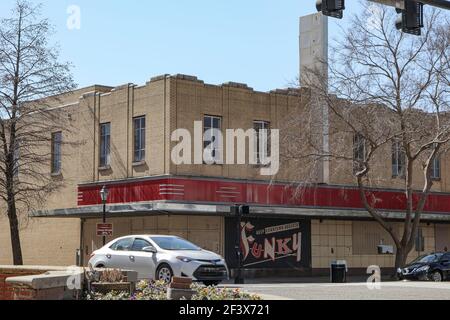 Augusta, GA USA - 02 21 21: Downtown Augusta Georgia Verkehr und funky Zeichen auf Gebäude und Autos Stockfoto