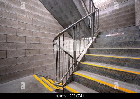 Innentreppe (Feuertreppe) in einem Mehrfamilienhaus Stockfoto