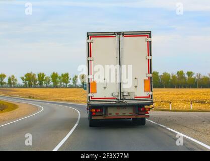 Lkw-transporte Fracht auf Land Autobahn Stockfoto