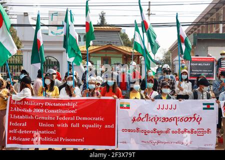 Lashio, North Shan State, Myanmar. Februar 2021, 23rd. Ein Anti-Militär-Putsch-Protestler hielt während einer friedlichen Demonstration gegen den Militärputsch ein Transparent mit der Aufschrift "22222 Revolution".EINE massive Menschenmenge ging auf die Straßen von Lashio, um gegen den Militärputsch zu protestieren und forderte die Freilassung von Aung San Suu Kyi. Das Militär von Myanmar nahm am 01. Februar 2021 die staatliche Beraterin von Myanmar Aung San Suu Kyi fest und verhängte den Ausnahmezustand, während sie die Macht im Land für ein Jahr ergattete, nachdem sie die Wahl gegen die Nationale Liga für Demokratie verloren hatte (Foto: © Mine Smine/ Stockfoto