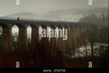 DAS ERSTE NARROWBOOT, DAS DAS PONTCYSYLLTE AQUÄDUKT NR LLANGOLLEN, N WALES ÜBERQUERT, DAS NACH SEINER RESTAURIERUNG DURCH BRITISCHE WASSERSTRASSEN WIEDER ERÖFFNET WIRD. 12/3/04 . PILSTON Stockfoto