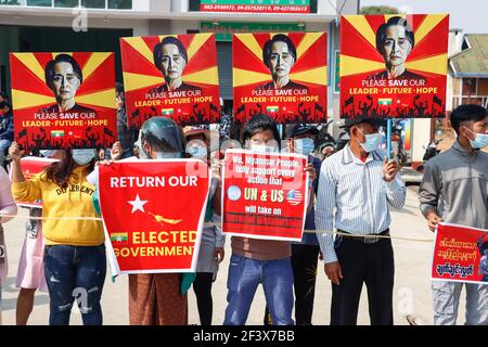 Lashio, North Shan State, Myanmar. Februar 2021, 23rd. Anti-Militärputsch-Demonstranten halten Porträts von Aung San Suu Kyi während einer friedlichen Demonstration gegen den Militärputsch.EINE massive Menschenmenge ging auf die Straßen von Lashio, um gegen den Militärputsch zu protestieren und forderte die Freilassung von Aung San Suu Kyi. Das Militär von Myanmar nahm am 01. Februar 2021 die staatliche Beraterin von Myanmar Aung San Suu Kyi fest und verhängte den Ausnahmezustand, während sie die Macht im Land für ein Jahr ergattete, nachdem sie die Wahl gegen die Nationale Liga für Demokratie verloren hatte (Foto: © Mine Smine/SOPA Images via Stockfoto