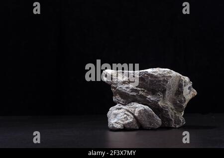 Luxus Naturstein Podium für die Darstellung von Verpackung und Produkt auf schwarzem Hintergrund, Kopierraum. Stockfoto