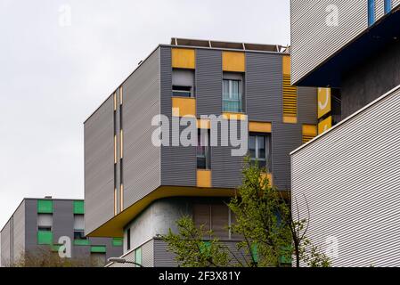 Madrid, Spanien - 7. März 2021: Moderner sozialer Wohnungsbau in der Ecobulevar-Gegend des Stadtteils Vallecas Stockfoto