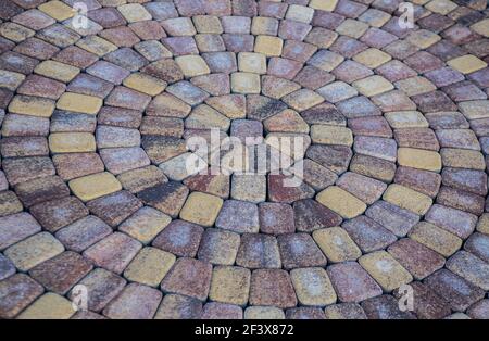 Pflaster von rauen Granitfliesen in radialer Verpackung Stockfoto