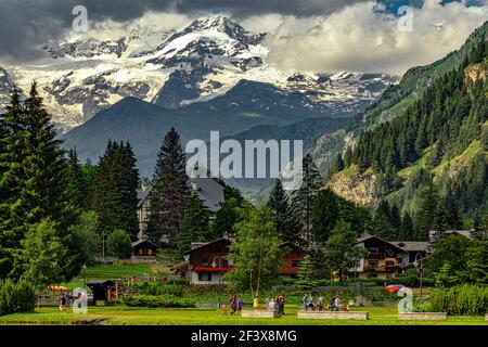 Ein Blick auf das kleine Alpendorf Gressoney Saint Jean. Aosta, Aostatal, Italien, Europa