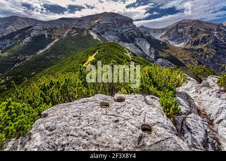 Handgefertigte Gravuren auf dem Stein der Bergbriganten. Nationalpark Maiella, Abruzzen, Italien, Europa Stockfoto