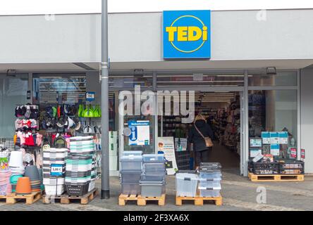 NEUWIED, DEUTSCHLAND - 16. März 2021: Neuwied, Deutschland - 16. März 2021: Eintritt eines Tedi-Marktes mit verschiedenen Produkten vor dem Laden Stockfoto