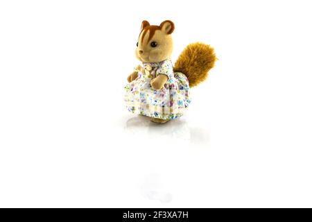 Eichhörnchen Spielzeug tragen Kleid auf weißem Hintergrund Stockfoto