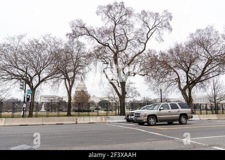 Die 3rd Avenue wird am 17. März 2021 in Washington, DC wiedereröffnet. Die Capitol Police wird voraussichtlich den 3 plus-Meilen-Zaun um die US-Hauptstadt umstellen, das erste Mal seit dem gewaltsamen US-Kapitolaufstand am 6. Januar. 2021. Bis Mai 23 werden mehr als 2.000 Soldaten der Nationalgarde im US-Kapitol stationiert sein. (Foto von Mihoko Owada/ Quelle: SIPA USA/Alamy Live News Stockfoto