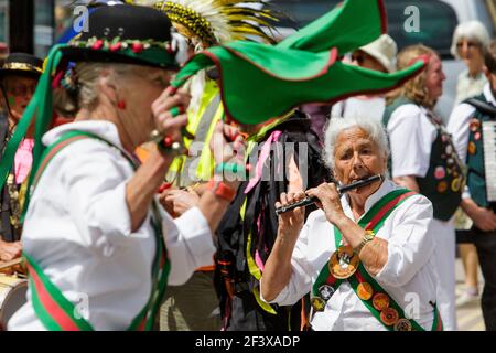 Hankies Gone Misry Morris-Tänzer aus Kalifornien, USA, werden am Eröffnungstag des Chippenham Folk Festivals 2019 abgebildet.Chippenham Wiltshire 25/5/19 Stockfoto