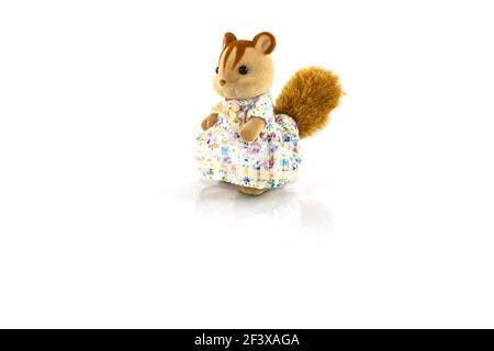 Eichhörnchen Spielzeug tragen Kleid auf weißem Hintergrund Stockfoto