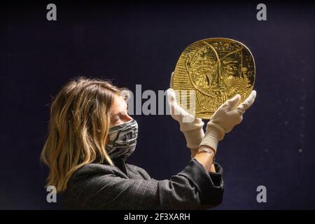 Ein Bonhams-Mitarbeiter hält "Visage de Faune", eine 22-Karat-Goldplatte repoussŽ von Pablo Picasso und Goldschmied Franois Hugo, die eine Schätzung von £250.000-350.000 bei einem Fotoanruf in Bonhams in London hat, vor dem bevorstehenden Verkauf Picassomania, der am 23. März stattfindet. Bilddatum: Donnerstag, 18. März 2021. Stockfoto