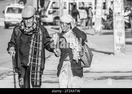 Pokhara, Nepal - 21. November 2015: Älteres Paar auf der Straße in Pokhara, Nepal Stockfoto