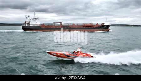 BRITISH POWERBOAT FESTIVAL. DER UIM BPRC MARATHON WORLD CUP BEI COWES RACE 1. RENNEN 2 AM SONNTAG. Sieger rot fpt Fahrer fabio buzzi Co-Fahrer simon powell aus poole in einem 46ft buzzi. 27/8/10 BILD DAVID ASHDOWN Stockfoto