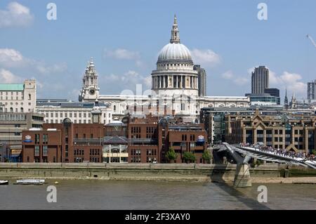 LONDON, UK, 14. JUNI 2010: Erhöhte Blick über die Themse in die Sehenswürdigkeiten Saint Paul's Cathedral im Herzen der Stadt Lond Stockfoto