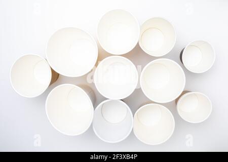 Hintergrund leerer Pappbecher (zum Mitnehmen). Draufsicht. Stockfoto