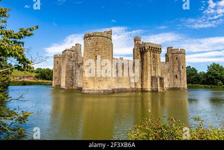 Mittelalterliches Bodiam Castle und Verteidigungsgraben in Sussex, England Stockfoto