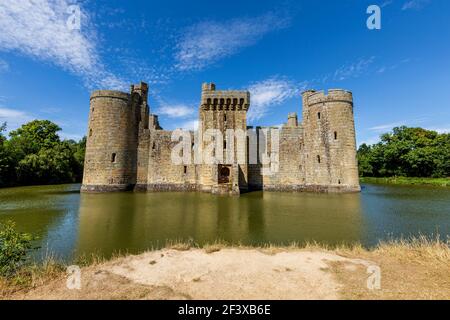 Mittelalterliches Bodiam Castle und Verteidigungsgraben in Sussex, England Stockfoto