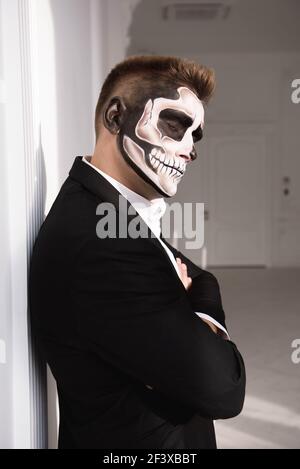 Schädel Make-up Porträt von jungen Mann. Halloween Gesichtskunst Stockfoto