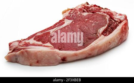 Rohes rotes Rinderschnitzel (Färse, Kalb). Isoliert auf weißem Hintergrund. Stockfoto