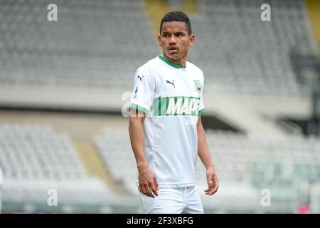 Turin, Italien. März 2021, 17th. Rogerio von US Sassuolo während der Serie A Fußballspiel zwischen Turin FC und US Sassuolo. Sportstadien in ganz Italien unterliegen aufgrund der Coronavirus-Pandemie strengen Beschränkungen, da staatliche Gesetze zur sozialen Distanzierung Fans in Veranstaltungsorten verbieten, was dazu führt, dass Spiele hinter verschlossenen Türen gespielt werden. Torino FC gewann 3-2 gegen US Sassuolo (Foto: Alberto Gandolfo/Pacific Press) Quelle: Pacific Press Media Production Corp./Alamy Live News Stockfoto