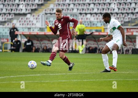 Turin, Italien. März 2021, 17th. Lyanco von Turin FC während der Serie A Fußballspiel zwischen Turin FC und US Sassuolo. Sportstadien in ganz Italien unterliegen aufgrund der Coronavirus-Pandemie strengen Beschränkungen, da staatliche Gesetze zur sozialen Distanzierung Fans in Veranstaltungsorten verbieten, was dazu führt, dass Spiele hinter verschlossenen Türen gespielt werden. Torino FC gewann 3-2 gegen US Sassuolo (Foto: Alberto Gandolfo/Pacific Press) Quelle: Pacific Press Media Production Corp./Alamy Live News Stockfoto