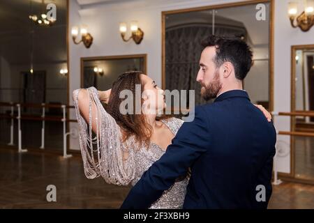 Erwachsene Paare tanzen expressive Partnertanz im leeren Ballsaal Stockfoto