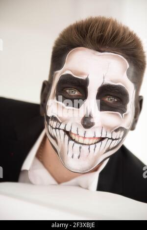 Mann mit Make-up Halloween. Zeichnung eines Vampirs, Skelett Stockfoto