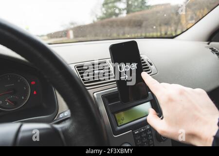 Uber atcs als Brücke, um Fahrer und Fahrer zu verbinden. Es bietet den Peer-to-Peer-Ride-Sharing-Service für Menschen, die ein Fahrer sein wollen und diejenigen w Stockfoto