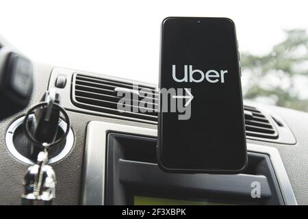Uber atcs als Brücke, um Fahrer und Fahrer zu verbinden. Es bietet den Peer-to-Peer-Ride-Sharing-Service für Menschen, die ein Fahrer sein wollen und diejenigen w Stockfoto