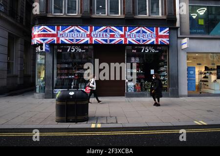 Ein Fünftel der Geschäfte in der Londoner Oxford Street ist jetzt mit "keine Hoffnung auf Erholung" beortet, und mehr als 50.000 Arbeitsplätze im Einzelhandel und im Gastgewerbe sollen verloren gehen, wenn die dritte Sperre endet, behauptete heute ein Industriekonzern. Rund 57 von 264 Geschäften auf der weltbekannten Straße sind bereits dauerhaft geschlossen, wobei der Umsatz in den 12 Monaten ab März 2020 gegenüber dem Vorjahreszeitraum um mehr als 80 Prozent auf unter £2billion gesunken ist. Stockfoto