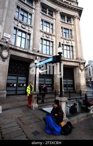 Ein Fünftel der Geschäfte in der Londoner Oxford Street ist jetzt mit "keine Hoffnung auf Erholung" beortet, und mehr als 50.000 Arbeitsplätze im Einzelhandel und im Gastgewerbe sollen verloren gehen, wenn die dritte Sperre endet, behauptete heute ein Industriekonzern. Rund 57 von 264 Geschäften auf der weltbekannten Straße sind bereits dauerhaft geschlossen, wobei der Umsatz in den 12 Monaten ab März 2020 gegenüber dem Vorjahreszeitraum um mehr als 80 Prozent auf unter £2billion gesunken ist. Stockfoto