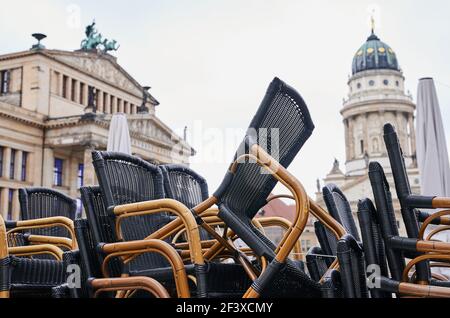 Berlin, Deutschland. März 2021, 17th. Gestapelte Stühle eines Restaurants stehen auf dem Gendarmenmarkt. Aufgrund der Corona-Pandemie bestehen weiterhin Beschränkungen für den Gastronomie-Handel. Quelle: Annette Riedl/dpa/Alamy Live News Stockfoto