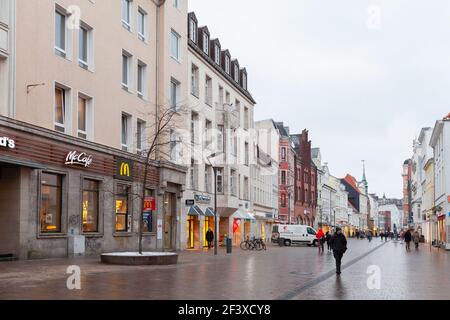 Flensburg, Deutschland - 8. Februar 2017: Auf der Großen Straße, einer zentralen Einkaufsstraße in Flensburg, sind die einfachen Menschen Stockfoto